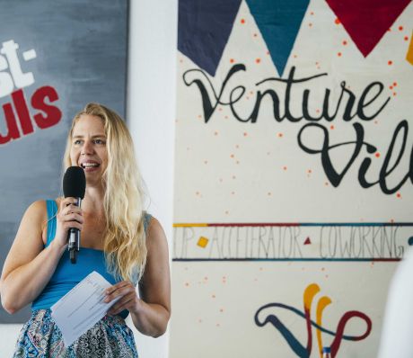 Frau vor Plakat Venture Villa