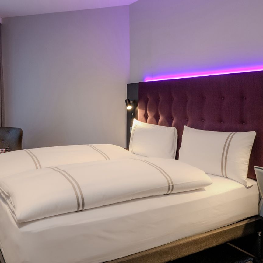 Hotelzimmer mit Bett