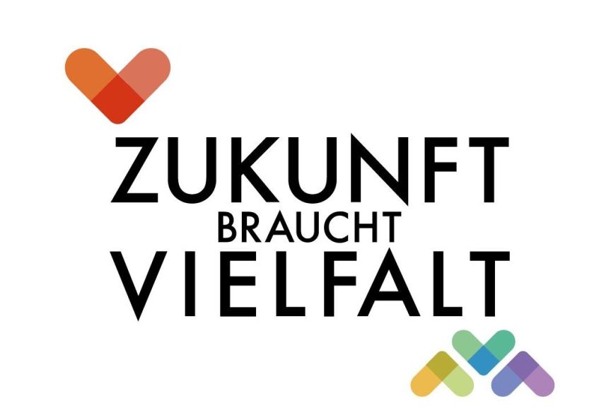 Logo: Oranges Herz, Text „Zukunft braucht Vielfalt", buntes Herzsymbol in Regenbogenfarben.