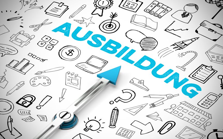 Blaues Wort „Ausbildung" mit Pfeil, umgeben von Icons: Bücher, Laptop, Glühbirne, Kalender, Schloss auf weißem Hintergrund.