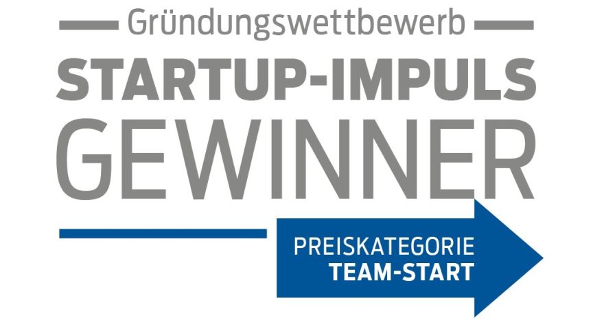 Logo: „Gründungswettbewerb Startup-Impuls Gewinner" mit blauem Pfeil und Text „Preiskategorie Team-Start".