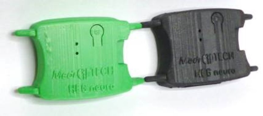 Zwei 3D-gedruckte Gehäuseteile in Grün und Grau mit Aufschrift „MedCITECH KFB neuro".