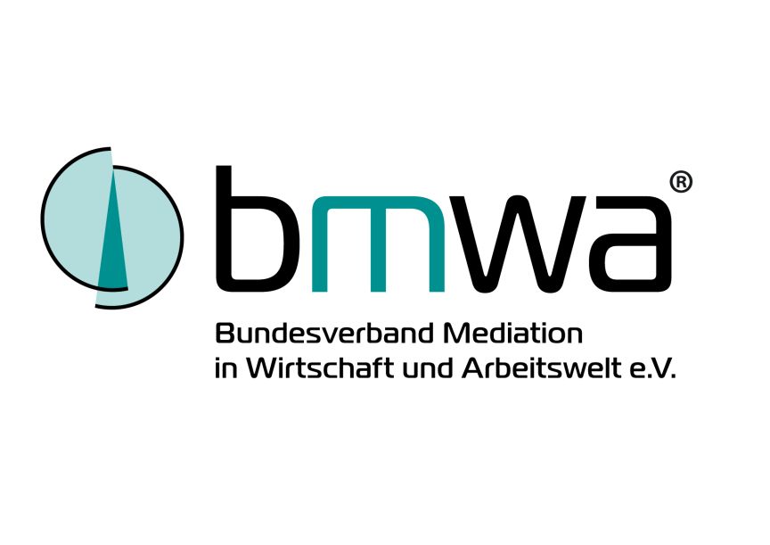 Logo des bmwa: Kreis mit Dreiecksform in Türkis/Grau, Schriftzug "bmwa®" und Text "Bundesverband Mediation in Wirtschaft und Arbeitswelt e.V."