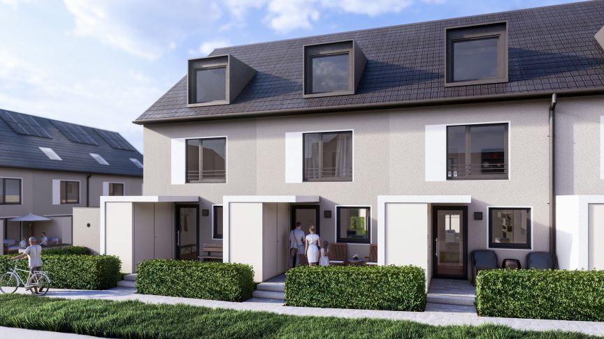 Moderne Reihenhäuser mit grauer Fassade, Dachgauben, Balkonen und gepflegten Hecken; zwei Personen stehen am Eingang.