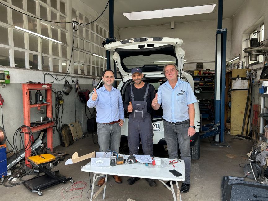 Tornike Murtskhavaladze, Leiter des Welcome Center Region Hannover, KFZ-Mechatroniker Mohamed Chamakh und Michael Erben, Geschäftsführer vom Autohaus Bennigsen GmbH. Tornike Murtskhavaladze, Leiter des Welcome Center Region Hannover, KFZ-Mechatroniker Mohamed Chamakh und Michael Erben, Geschäftsführer vom Autohaus Bennigsen GmbH.