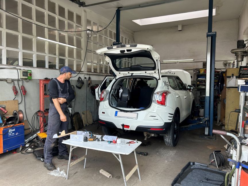 KFZ-Mechatroniker Mohamed Chamakh bei der Arbeit KFZ-Mechatroniker Mohamed Chamakh bei der Arbeit