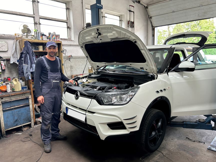 KFZ-Mechatroniker Mohamed Chamakh in der Werkstatt KFZ-Mechatroniker Mohamed Chamakh in der Werkstatt