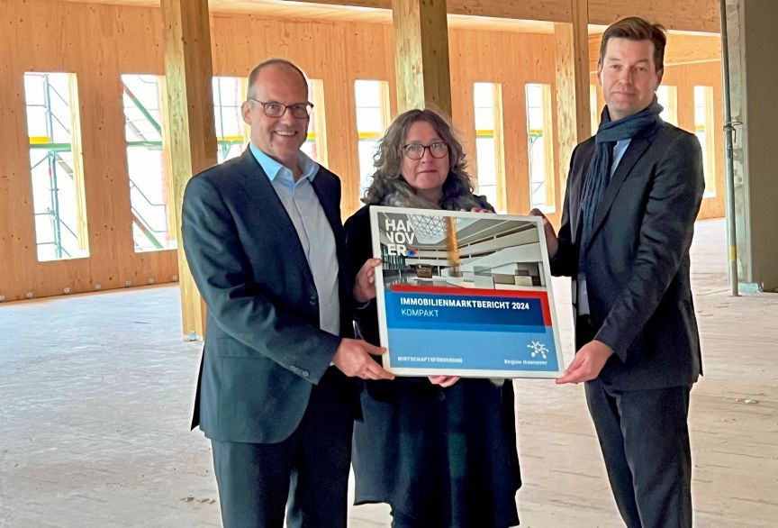 Haben den Immobilienmarktbericht 2024 vorgestellt: Ulf-Birger Franz, Wirtschaftsdezernent der Region Hannover, Anja Ritschel, Wirtschaftsdezernentin der Landeshauptstadt Hannover und Sven Carstensen, Vorstand bulwiengesa AG. Haben den Immobilienmarktbericht 2024 vorgestellt: Ulf-Birger Franz, Wirtschaftsdezernent der Region Hannover, Anja Ritschel, Wirtschaftsdezernentin der Landeshauptstadt Hannover und Sven Carstensen, Vorstand bulwiengesa AG.