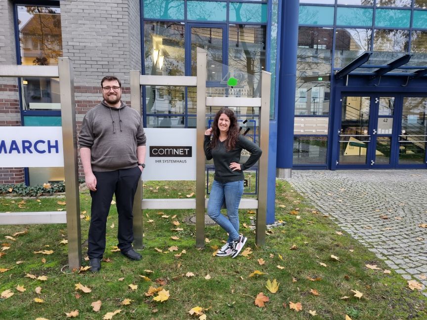 Stefan Troestler, Auszubildender, und Kristina Rinne, Personalwesen und Bildung der comNET GmbH 
