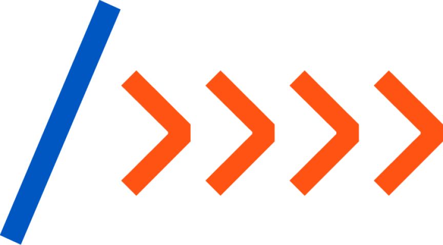 Blaue diagonale Linie links, gefolgt von vier orangefarbenen nach rechts zeigenden Pfeilsymbolen (Chevrons) auf weißem Hintergrund.