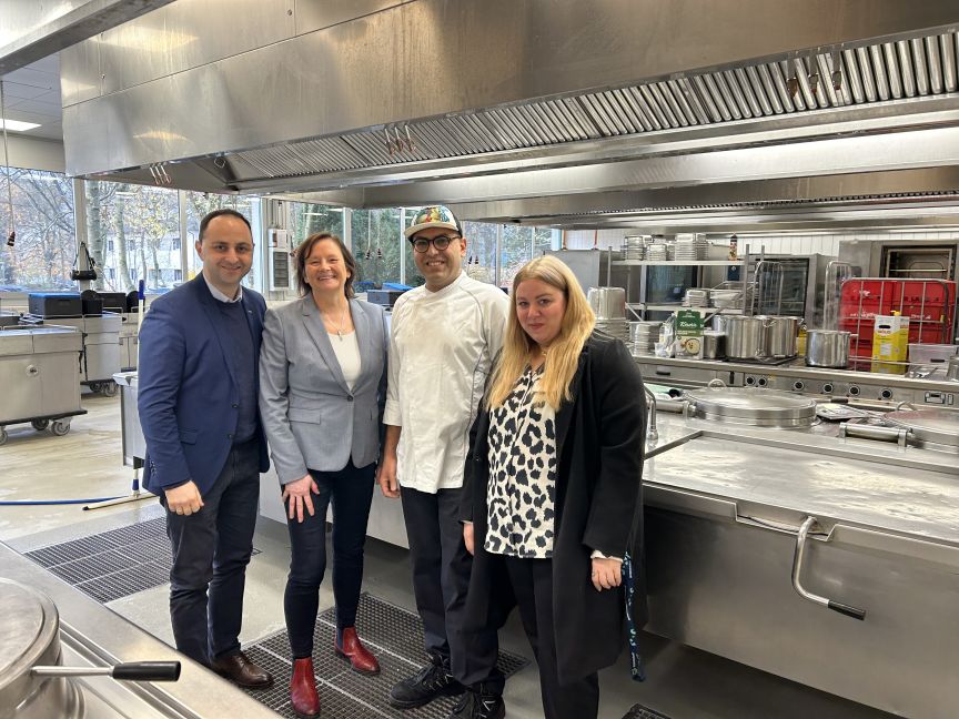 Tornike Murtskhvaladze, Leiter des Welcome Center Region Hannover, Anke Zeisig, Geschäftsführerin Dorff Küche GmbH, Remoon Mekhaiel Naoum Ryead, Koch aus Ägypten, Laura Brandes, Integrationsbeauftragte im Klinikum Wahrendorff Tornike Murtskhvaladze, Leiter des Welcome Center Region Hannover, Anke Zeisig, Geschäftsführerin Dorff Küche GmbH, Remoon Mekhaiel Naoum Ryead, Koch aus Ägypten, Laura Brandes, Integrationsbeauftragte im Klinikum Wahrendorff