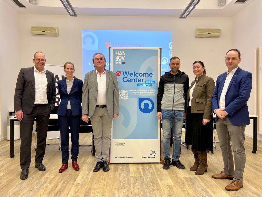 v.l.n.r. Ulf-Birger Franz, Dezernent für Wirtschaft, Verkehr, Kultur und Bildung der Region Hannover, Christine Mikliss, Senior Beraterin des GIZ-Projektes „THAMM Plus", Michael Erben, Geschäftsführer Autohaus Bennigsen GmbH, Mohamed Chamakh, KFZ-Mechatroniker aus Tunesien, Tatia Chkhenkeli und Tornike Murtskhvaladze vom Welcome Center der Region Hannover v.l.n.r. Ulf-Birger Franz, Dezernent für Wirtschaft, Verkehr, Kultur und Bildung der Region Hannover, Christine Mikliss, Senior Beraterin des GIZ-Projektes „THAMM Plus", Michael Erben, Geschäftsführer Autohaus Bennigsen GmbH, Mohamed Chamakh, KFZ-Mechatroniker aus Tunesien, Tatia Chkhenkeli und Tornike Murtskhvaladze vom Welcome Center der Region Hannover
