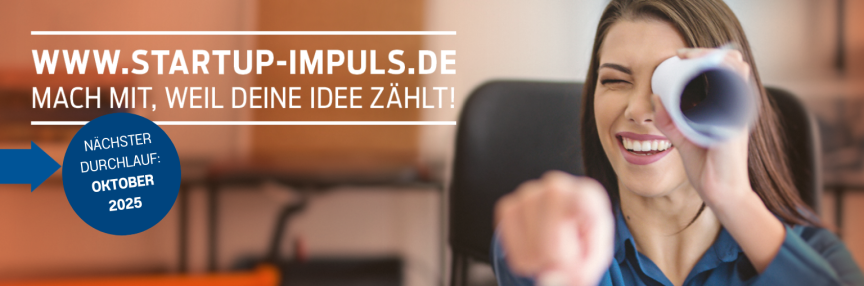 Lächelnde Frau schaut durch gerolltes Papier; Text: startup-impuls.de – Mach mit, nächster Durchlauf Oktober 2025.