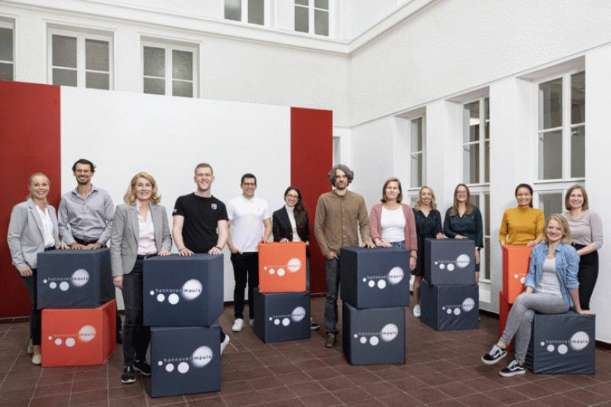 (von links nach rechts): Katrin & Dragan | Alexandra & Robert | Benedikt & Rima | Jan, Ana & Melina (fehlt auf Foto) | Katie & Haley | FHI Projektteam Janeth, Melissa & Dominique
