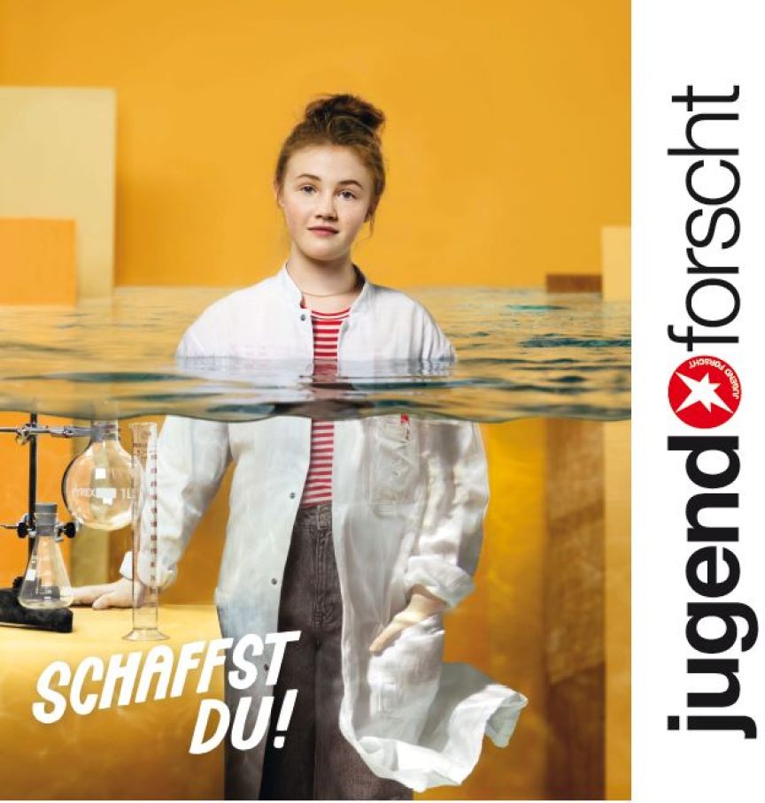 Junges Mädchen im Laborkittel, halb unter Wasser, mit Laborgeräten. Text: „Schaffst du!" Logo: Jugend forscht.