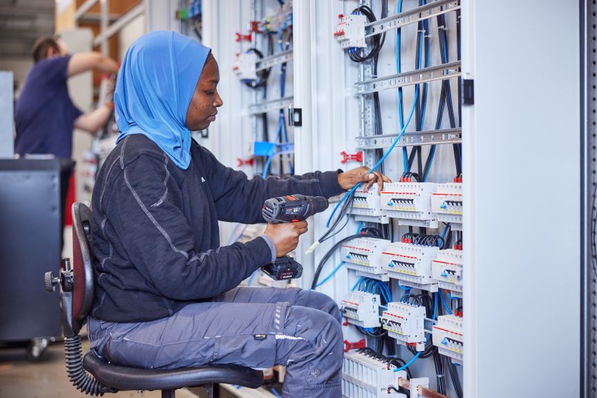 Mitarbeiterin der SKM GmbH bei der Arbeit