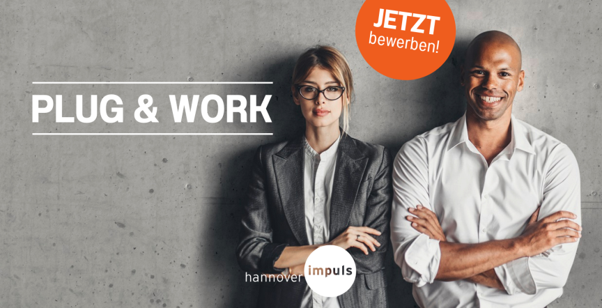 „Plug & Work – Zwei Personen vor grauer Wand, Text: Jetzt bewerben!, Logo: hannover impuls"