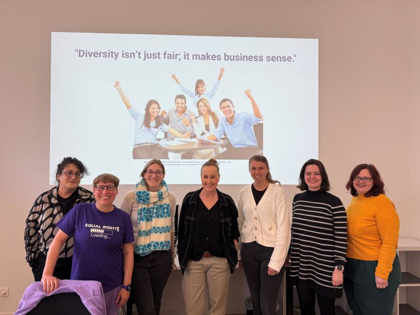 Referentin und Teilnehmende der Workshopreihe Diversity