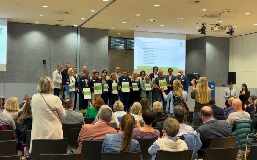 Die Gewinner*innen auf der Bühne