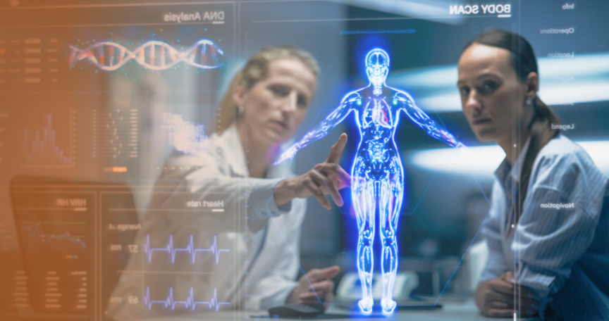 Zwei Frauen in Laborkitteln analysieren holografische Körperscan- und DNA-Visualisierungen auf digitalen Displays.