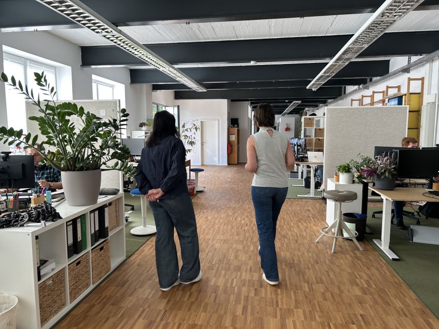 Anika Kujack, Assistenz der Geschäftsführung und Kader Satan, Auszubildende zur Kauffrau für Büromanagement im Büro der Planungsgruppe Landespflege TNL GmbH in Hannover