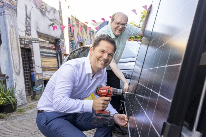 Regionspräsident Steffen Krach und Minister Christian Meyer am Solarpanel.