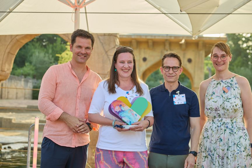 Die aserto GmbH & Co. KG mit Regionspräsident Steffen Krach und Teamleitung Wirtschaftsförderung der Region Hannover, Julia Kümper.