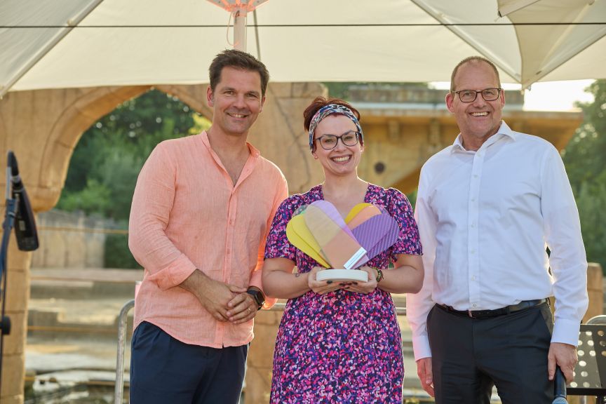 Die Internationale Schule Hannover Region GmbH mit Regionspräsident Steffen Krach und Teamleitung Wirtschaftsförderung der Region Hannover, Julia Kümper.