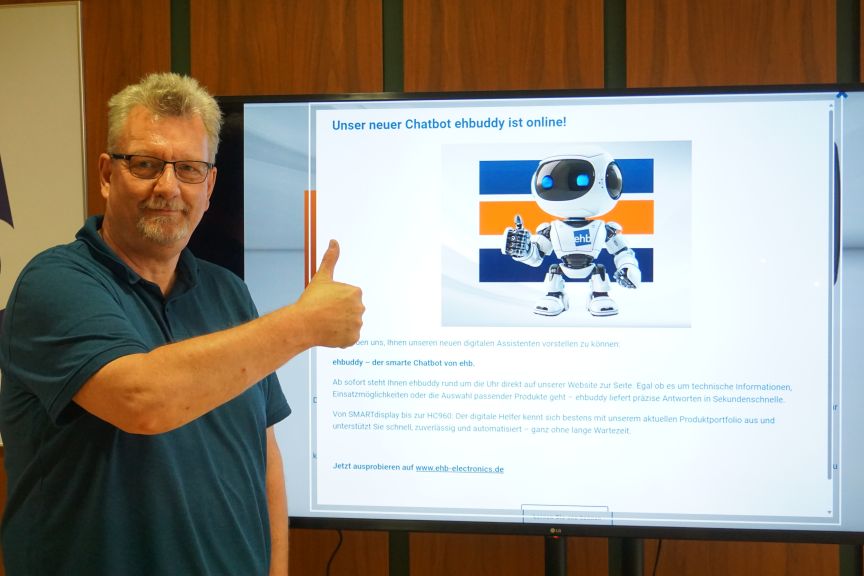 Geschäftsführer Bernd Reinmold der ehb electronics gmbh mit dem Chatbot ehbuddy Geschäftsführer Bernd Reinmold der ehb electronics gmbh mit dem Chatbot ehbuddy