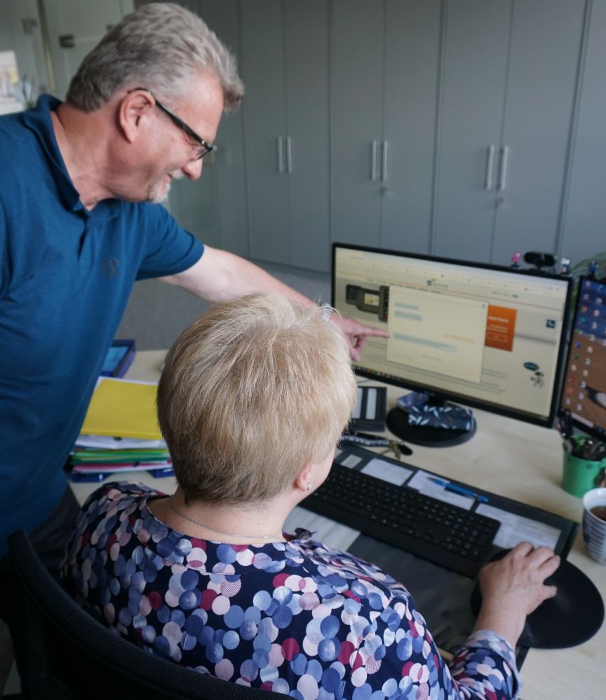 Geschäftsführer mit einer Mitarbeiterin der ehb electronics gmbh