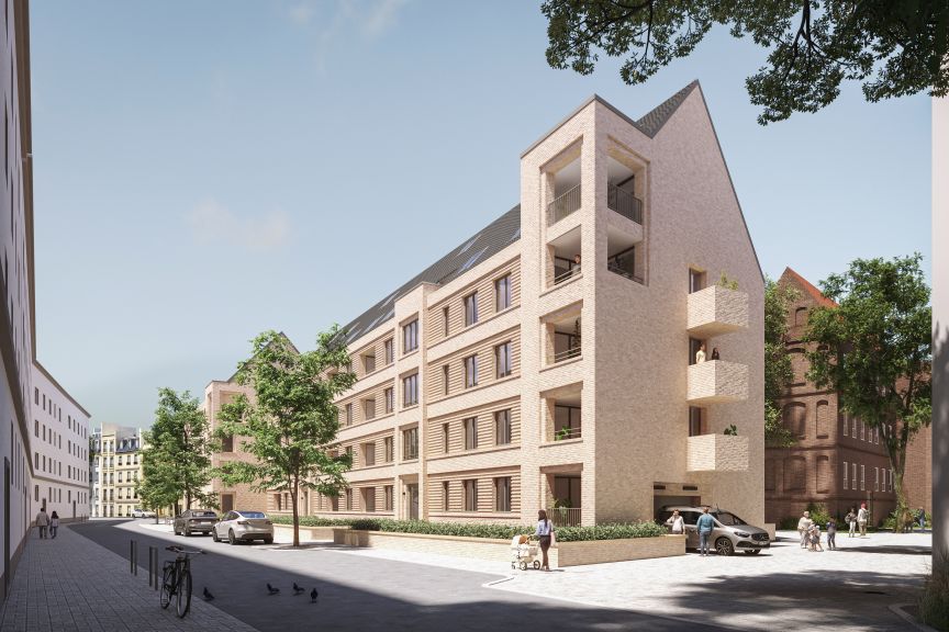 Modernes Wohngebäude aus hellem Backstein, fünfstöckig, mit Balkonen, Bäumen und Fußgängern auf gepflastertem Platz.