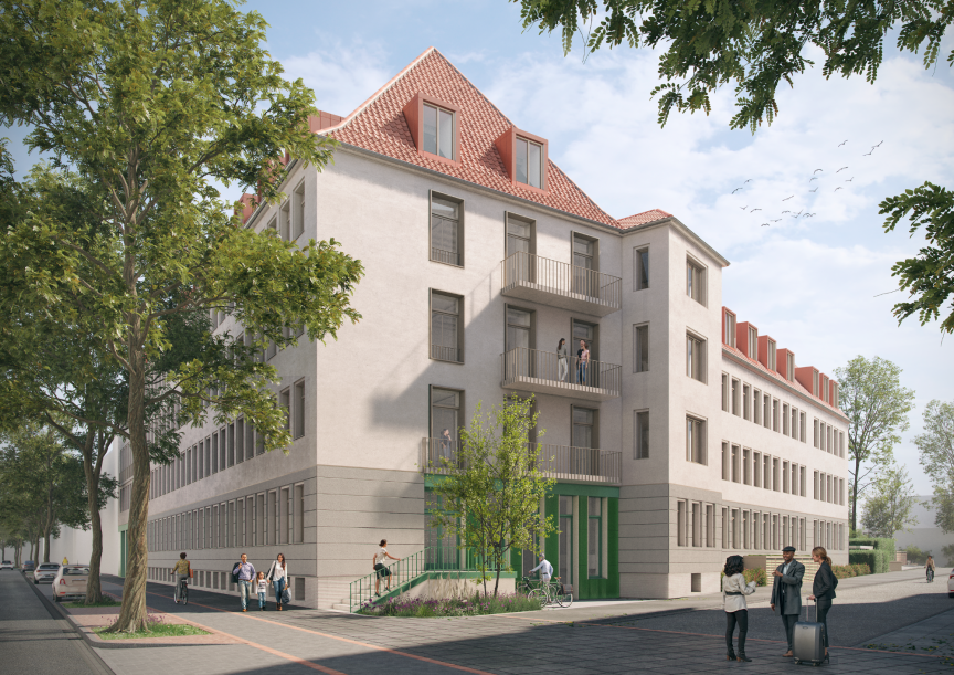 Mehrstöckiges Wohngebäude mit rotem Ziegeldach, Balkonen und grünem Eingang, umgeben von Bäumen und Fußgängern.