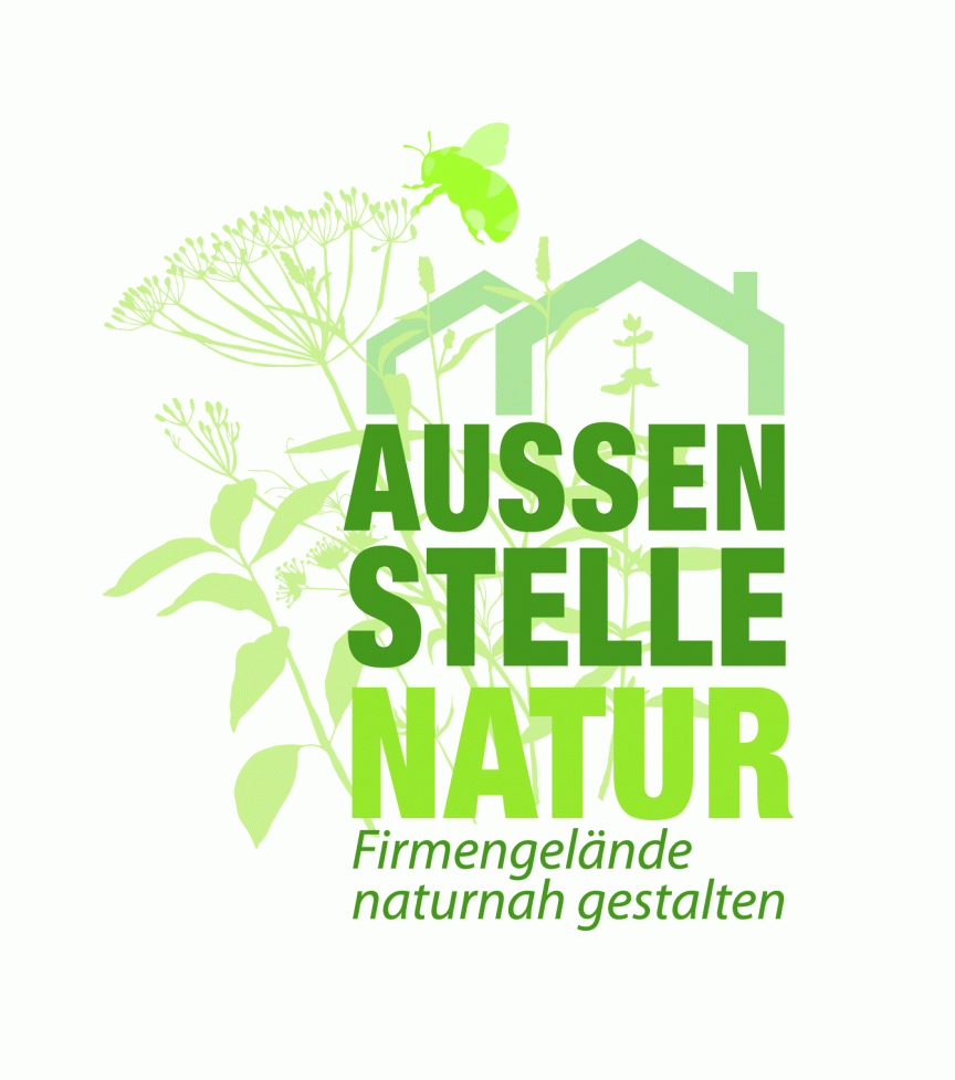 Logo „Aussenstelle Natur – Firmengelände naturnah gestalten" mit Wildpflanzen, Häusern und einer Biene in Grüntönen.