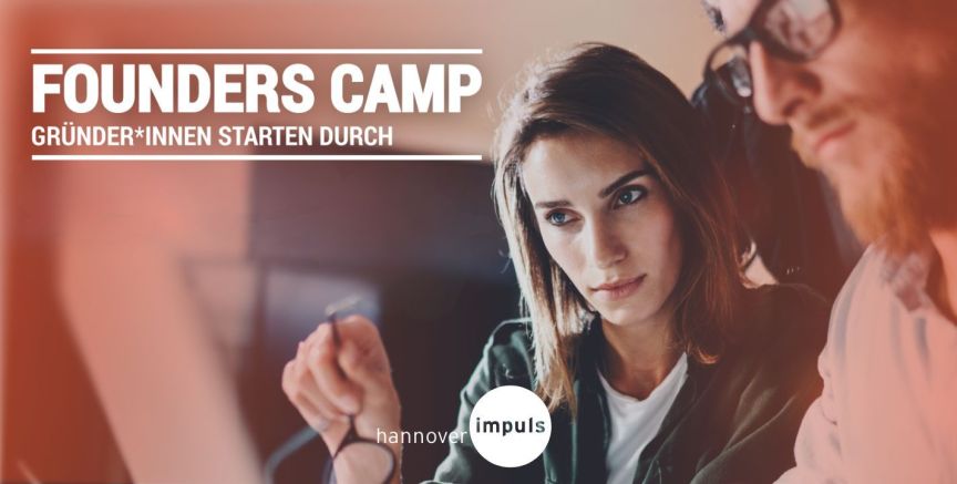 „Zwei Personen vor einem Bildschirm, Text: Founders Camp – Gründer*innen starten durch, hannover impuls"
