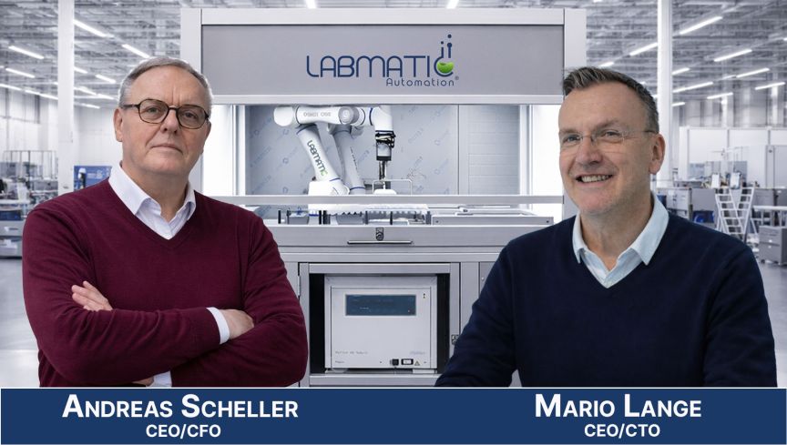 Zwei Männer und eine LabMatic Maschine dazwischen.