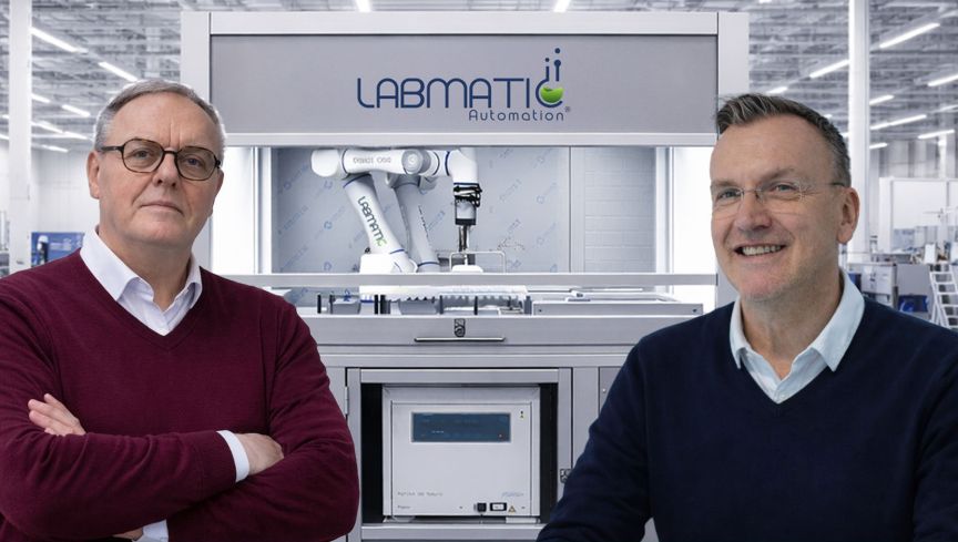 Zwei Männer und eine LabMatic Maschine dazwischen.