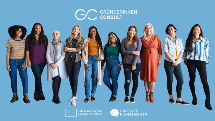 Zehn Frauen unterschiedlichen Alters stehen nebeneinander vor blauem Hintergrund. Logo: Gründerinnen Consult, EU-Förderung.