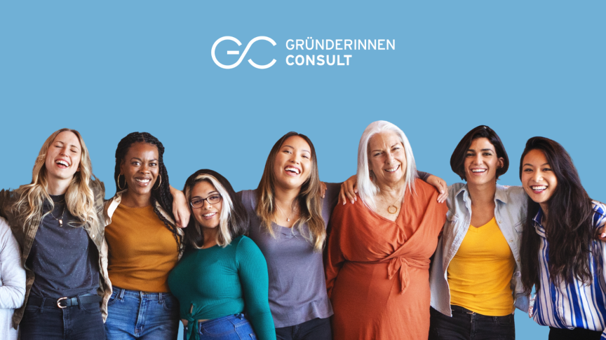Sieben lächelnde Frauen verschiedener Altersgruppen vor blauem Hintergrund mit dem Logo „Gründerinnen Consult".