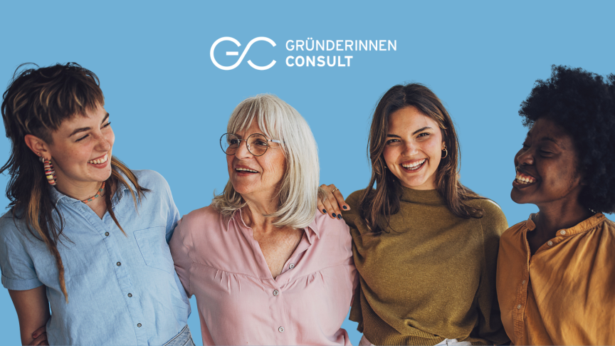 Vier lächelnde Frauen unterschiedlichen Alters vor blauem Hintergrund. Logo: Gründerinnen Consult.
