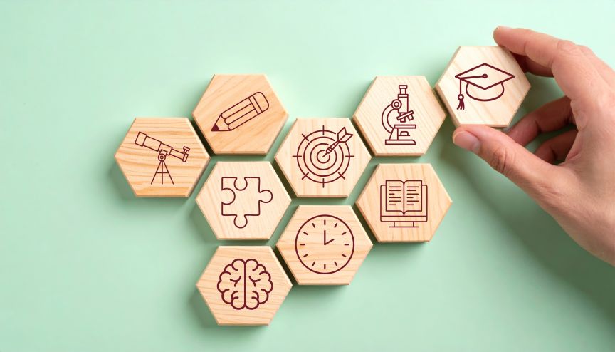 Holzbausteine mit Stift, Puzzleteil, Dartscheibe, Mikroskop, Uhr, Buch