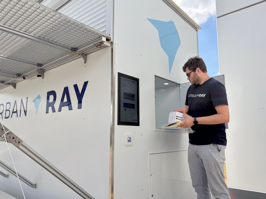 Weißer Container und Mann mit Laborproben
