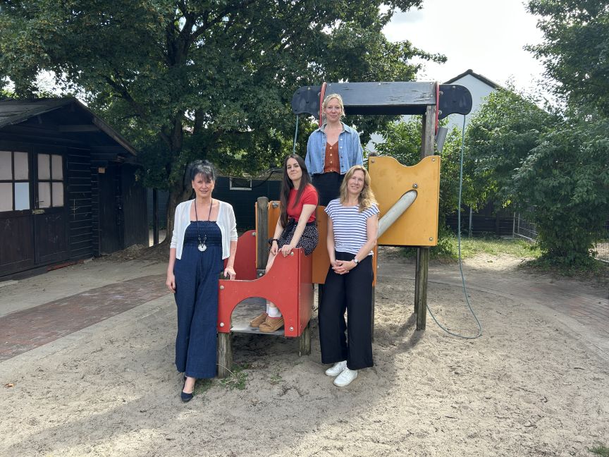 Vier Frauen auf einem Klettergerüst.