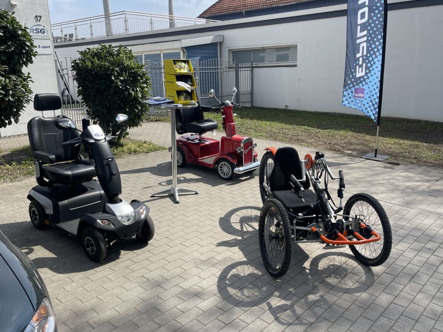Drei verschiedene Fahrgeräte, unter anderem ei elektrischer Rollstuhl.