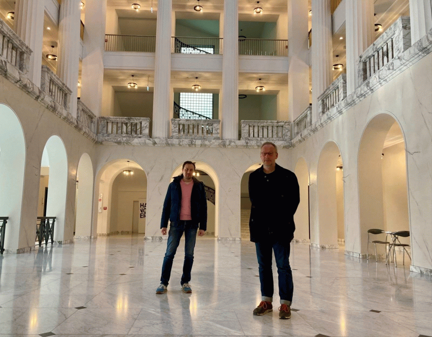 Zwei preisgekrönte Fachbetriebe werden eins Mike Schleupner (Farbcompany, links) und Klaus Stuckert (Stuckert Stuck, rechts) Zwei preisgekrönte Fachbetriebe werden eins Mike Schleupner (Farbcompany, links) und Klaus Stuckert (Stuckert Stuck, rechts)
