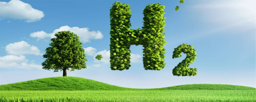 Grüne Landschaft mit Baum und aus Blättern geformten Buchstaben "H₂" vor blauem Himmel mit Wolken.
