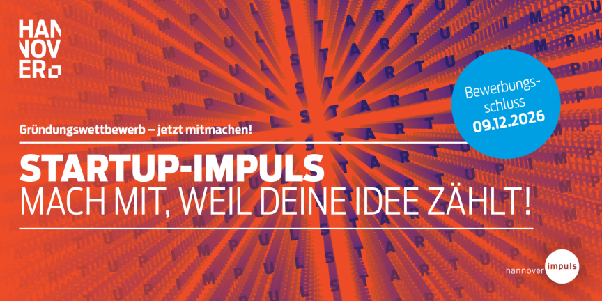 Lächelnde Frau schaut durch gerolltes Papier; Text: startup-impuls.de – Mach mit, nächster Durchlauf Oktober 2025.