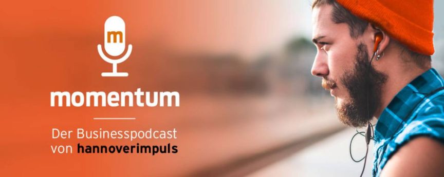 Logo des Podcasts „momentum – Der Businesspodcast von hannoverimpuls" mit Mikrofon-Icon und Mann mit Bart.