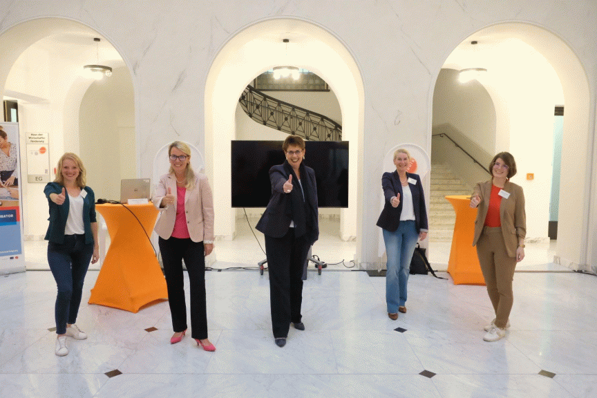 Auf dem Foto abgebildete Personen (v.l.n.r.): Melissa Jung, hannoverimpuls, Projektleiterin FHI; Doris Petersen, hannoverimpuls, Geschäftsführung; Birgit Honé, Niedersächsische Ministerin für Bundes- und Europaangelegenheiten und Regionale Entwicklung; Alexandra Duesmann, Geschäftsführerin KindCare, Aileen Marske, vom Team „Mara“ Gruppenbild Melissa Jung, Doris Petersen, Birgit Honé, Alexandra Duesmann und Aileen Marske