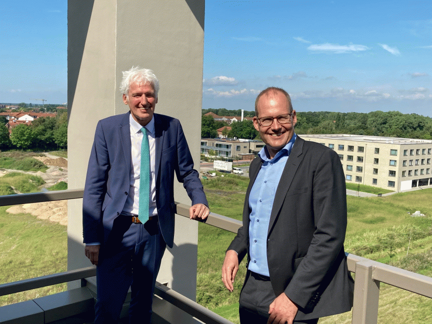 Christian Grahl, Bürgermeister Garbsen und Ulf-Birger Franz, Dezernent für Wirtschaft, Verkehr und Bildung, Region Hannover nach der Unterzeichnung der Nutzungsvereinbarung Christian Grahl, Bürgermeister Garbsen und Ulf-Birger Franz, Dezernent für Wirtschaft, Verkehr und Bildung, Region Hannover nach der Unterzeichnung der Nutzungsvereinbarung