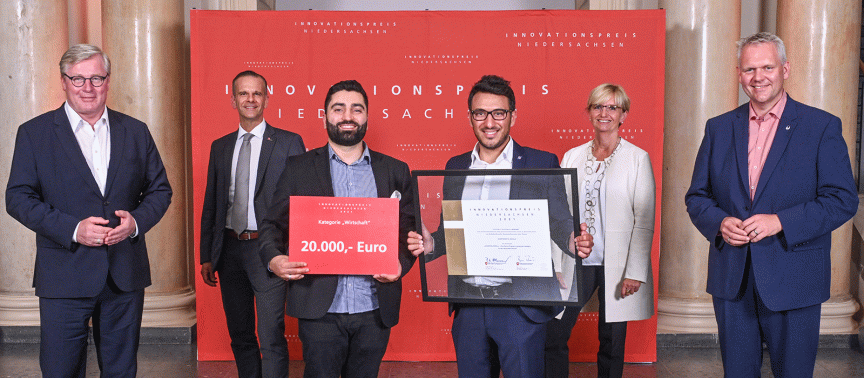Sechs Personen stehen vor einem Banner „Innovationspreis Niedersachsen"; zwei halten Scheck über 20.000 Euro und Urkunde.